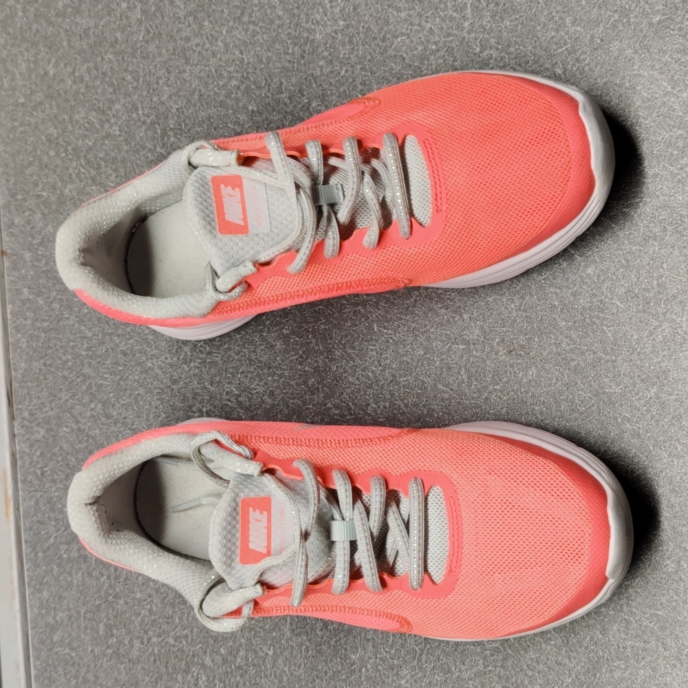 Used girls Nike Revolution 3 shoes size 5Y